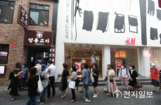 [천지포토] 내일부터 식당·카페 등 6인 모임 가능