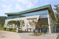 박정희대통령역사자료관, 논란 속 3년 7개월 만에 개관 썰렁
