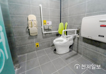 서울 공중화장실 3곳에 그림문자·발로 여는 문 적용