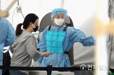 [천지포토] 얼음조끼 입은 코로나 전사