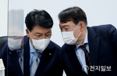 [천지포토] 대화 나누는 윤석열과 장제원