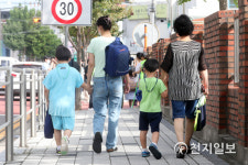 [천지포토] 엄마 손 잡고 등교