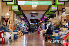 [천지포토] 집단감염 여파로 발길 줄어든 노량진수산시장