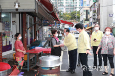 송철호 울산시장, 또 침수된 태화시장 현장점검 나서… 폭우 속 피해 속출
