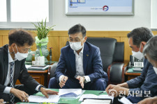 김포 하성면 찾은 정하영 시장 마을과 마을 연결 도로망 공기 줄여 진행하라