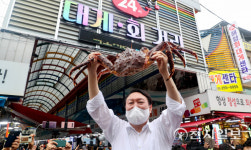 [천지포토] 대게 들어 보이는 윤석열