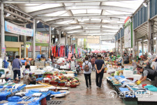 [르포] 추석 앞둔 전통시장 희비 엇갈려… 위드 코로나 방역대책 시급