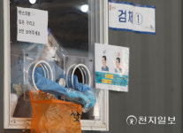 [천지포토] 검사자 기다리며 잠시 휴식 취하는 의료진
