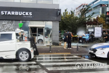 스타벅스 진주경상대점에 승용차 돌진… 매장 근무 20대 부상