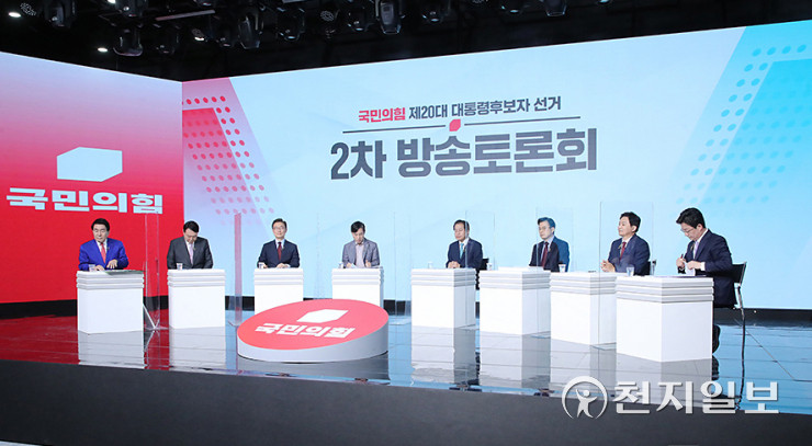 더불어민주당 당대표 후보들, 방송토론회 앞두고 마음 가다듬고 준비