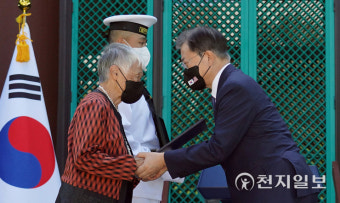 [천지포토] 문 대통령, 하와이서 독립유공자에 훈장 추서