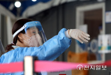 [천지포토] 줄지 않는 확진자 수… 쉴 틈 없는 의료진