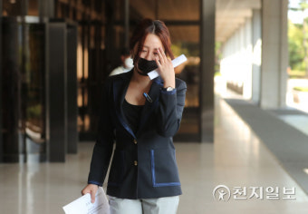[천지포토] '고발사주 의혹 제보자' 조성은, 국민의힘 의원 고소장 접수