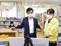 도서관 코로나 대책 점검하는 조규일 진주시장