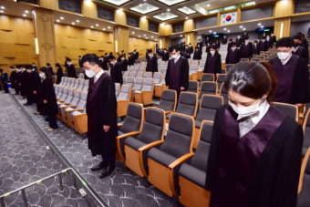 [천지포토] 묵념하는 신임 법관들