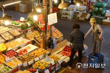 [천지포토] 집단감염 발생으로 폐쇄됐던 마포농수산물시장 영업 재개