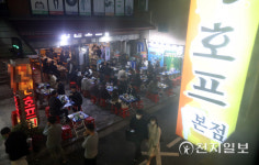 [천지포토] 단계적 일상회복 첫날 북적이는 호프집