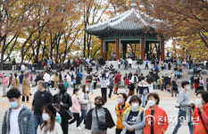 [천지포토] 휴일 맞아 북적이는 남산공원