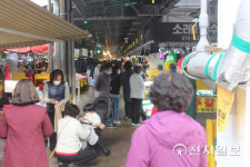 [지역탐방] 활기 되찾는 인천 어시장… 즉석에서 싱싱한 활어 맛보세요