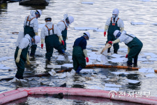 [천지포토] 산단 기름유출 복구현장 찾은 권오봉 여수시장