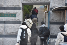 [2022수능] 대전 괴정고 입장하는 수험생들