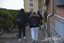 [2022수능] 대전 괴정고 입장하는 수험생들