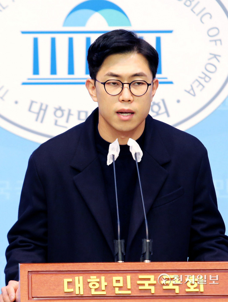 안철수, 혁신위원장 사퇴 후 당대표 출마 선언으로 국민의힘 내부 동요 혼란여론 번지