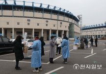 [천지포토] 서울시 코로나19 검사소 찾은 시민들