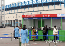 [천지포토] 퇴근 후 코로나19 검사