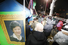 [천지포토] 삼성서울병원 앞에 모인 박근혜 전 대통령 지지자들