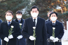 김상돈 시장, 임인년 새해 첫 업무 현충탑 참배