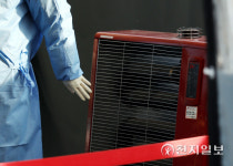 [천지포토] 난로 앞 의료진의 손