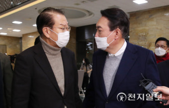 [천지포토] 권영세 선대본부장과 대화하는 윤석열 후보