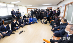 [천지포토] 전국경로당 회장단과 대화하는 이재명