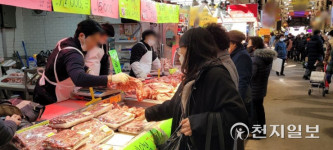 [르포] 설 앞둔 육거리시장 북적… 가족 안 모이니 매출 줄 수밖에