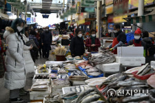 [르포] 설 앞둔 육거리시장 북적… 가족 안 모이니 매출 줄 수밖에