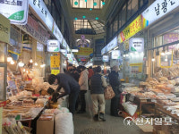 [천지포토] 설연휴 대전시장, 저렴한 과일 많이 팔려