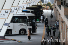 [천지포토] 설 전날, 서울고속버스터미널 귀성길