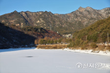 [지역명소] 한 폭의 수묵화 속 '씻어내린 구슬'… 충북 괴산 수옥폭포, 선덕여왕의 산책길로