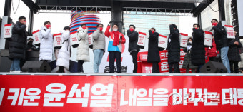 [천지포토] 尹, 청년당원들과 정책공약 행복배달