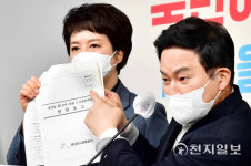 [천지포토] 고속도로에 버려진 대장동 문건 입수