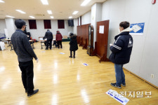 [천지포토] 대통령 선거일 투표소 줄 선 시민들