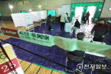 [천지포토] 투표소로 변신한 배드민턴장