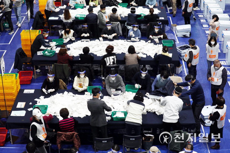 21대 대통령 선거 개표 시작, 자정쯤 대선 결과 예상