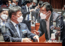 [천지포토] 이병훈 의원과 대화하는 윤호중 비대위원장