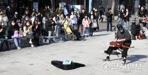 [천지포토] 버스킹 공연 즐기는 시민들