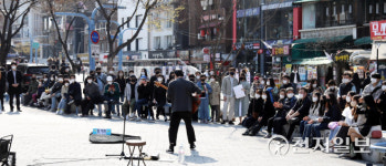[천지포토] 거리두기 완화에 버스킹 공연도 재개