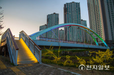 진주 평거 판문천 보행교 야간에 불 밝힌다