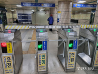 서울 지하철 4호선 단전… 부랴부랴 버스로 시민들 큰 불편