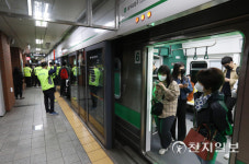 [천지포토] 전장연 시위에 지연되는 열차 출발